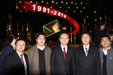 國家質(zhì)檢總局副局長支樹平（右三）在中央電視臺演播大廳2010年&ldquo;3.15晚會&rdquo;直播現(xiàn)場與中國質(zhì)量檢驗協(xié)會會員工作部主任楊曉東（右二）、防偽中心主任王成村（右一）、會員工作部副主任劉輝（左二）、會員工作部副主任王劍（左一）等協(xié)會工作人員代表合影留念