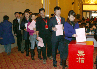 與會(huì)代表投票表決中國質(zhì)量檢驗(yàn)協(xié)會(huì)第三屆理事會(huì)理事長、副理事長、秘書長的建議名單